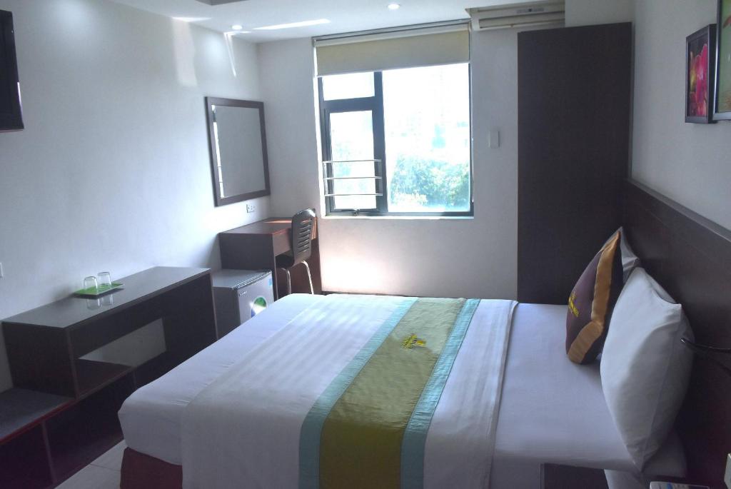Postel nebo postele na pokoji v ubytování Sao Hotel Nguyen Ngoc Vu
