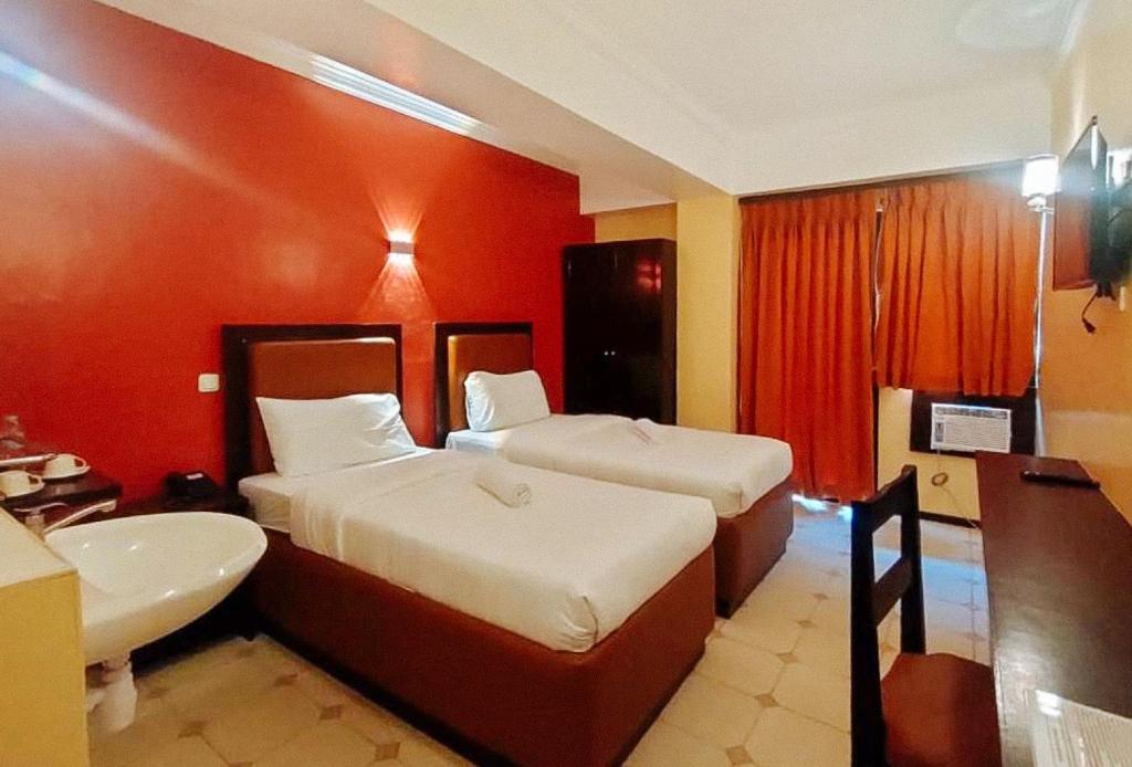 Postel nebo postele na pokoji v ubytování RedDoorz at Carlton-Martin Hotel Masbate City