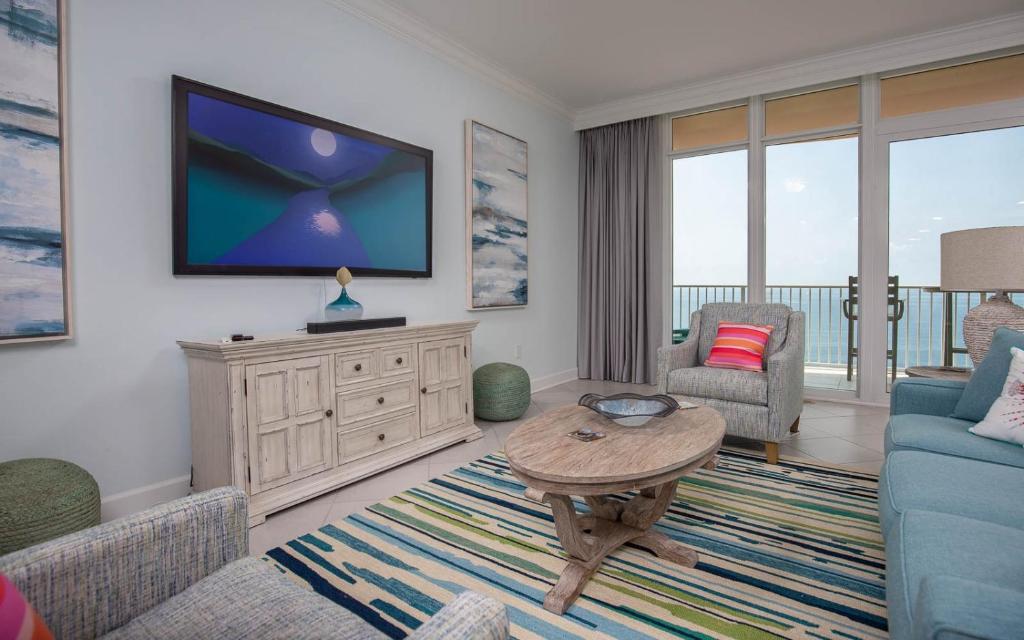 格爾夫海岸的住宿－Phoenix Gulf Towers 2202 condo，客厅配有电视、沙发和桌子