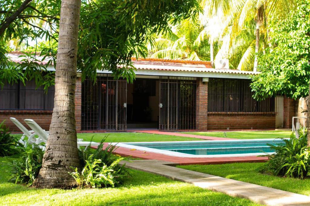 una casa con piscina en un patio en San Diego Beach House, near La Lib and Surf City, en La Libertad