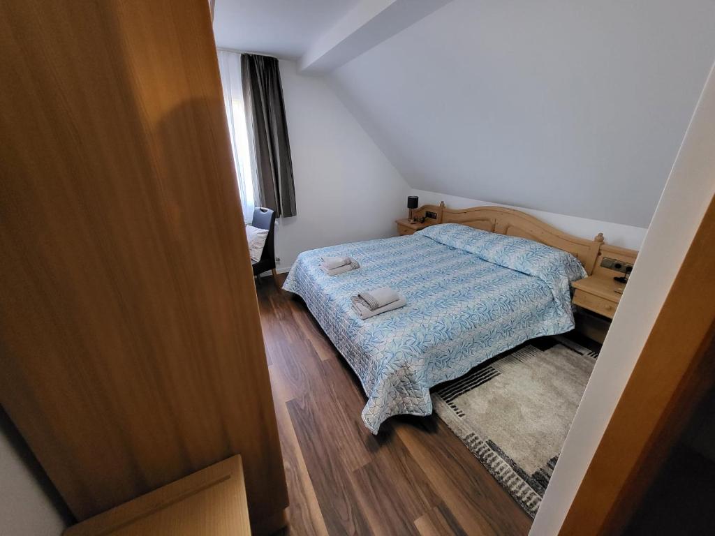Postel nebo postele na pokoji v ubytování Bergischer Hof - Bergischer Hofgarten