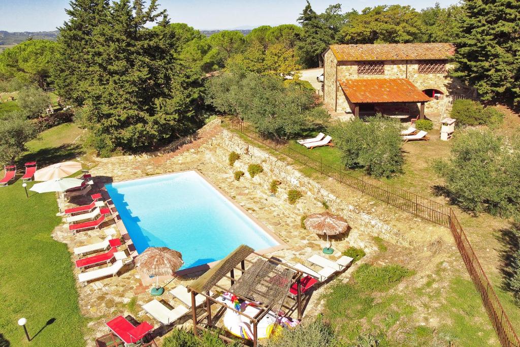 タヴァルネッレ・ヴァル・ディ・ペーザにあるLa Badiaのプール付きの家の航空写真