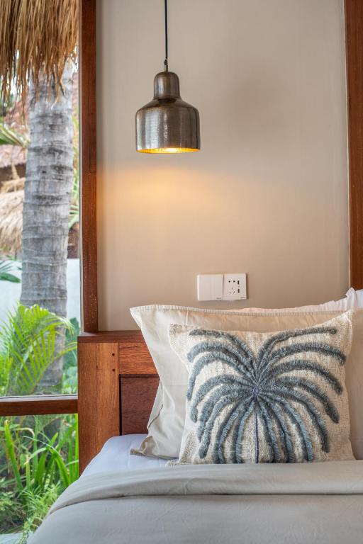 Postel nebo postele na pokoji v ubytování The Cove Gili Air