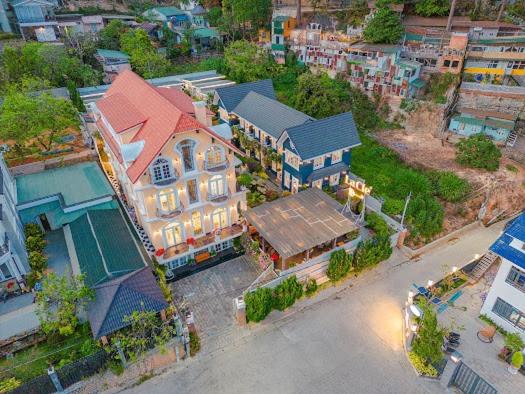 une vue aérienne sur une grande maison dans une ville dans l'établissement La Cle' Đà Lạt, à Đà Lạt