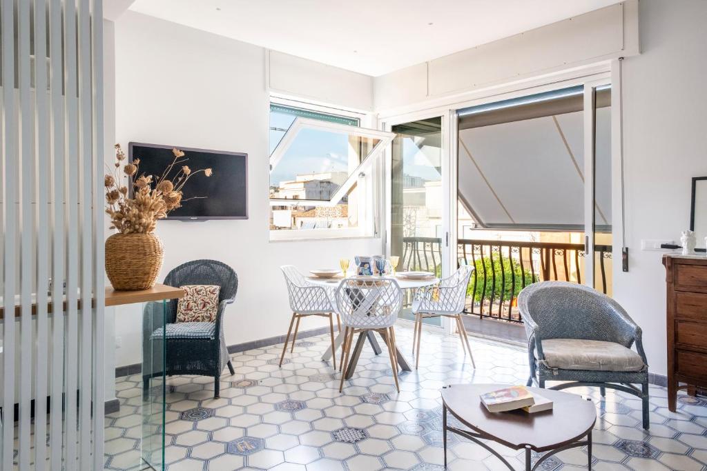 a living room with a table and chairs at Casa Duca - Marina di Ragusa in Marina di Ragusa