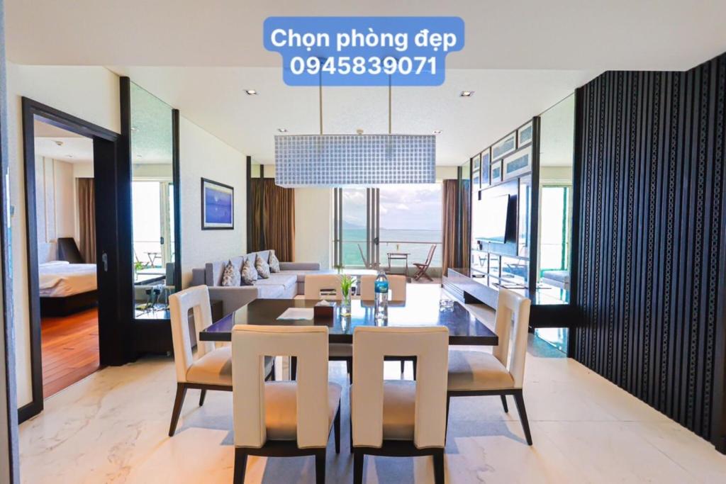 une salle à manger et un salon avec une table et des chaises dans l'établissement Căn Hộ Vũng Tàu View Biển - Vũng Tàu Apartments Sea View, à Vung Tau