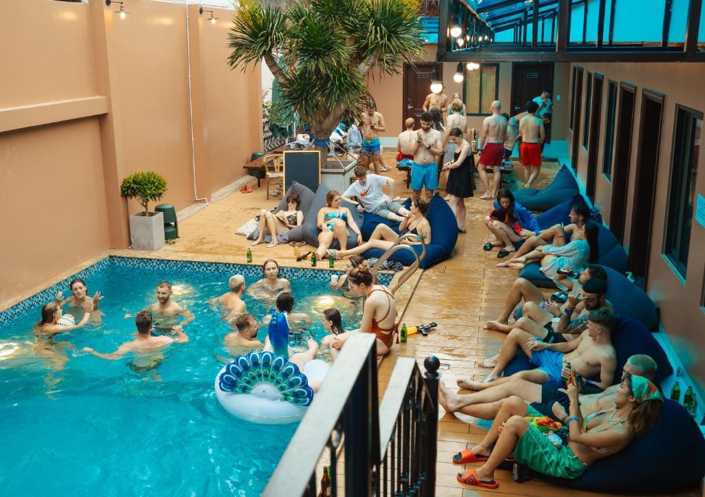 een groep mensen in een zwembad bij The One Hostel Hanoi in Hanoi