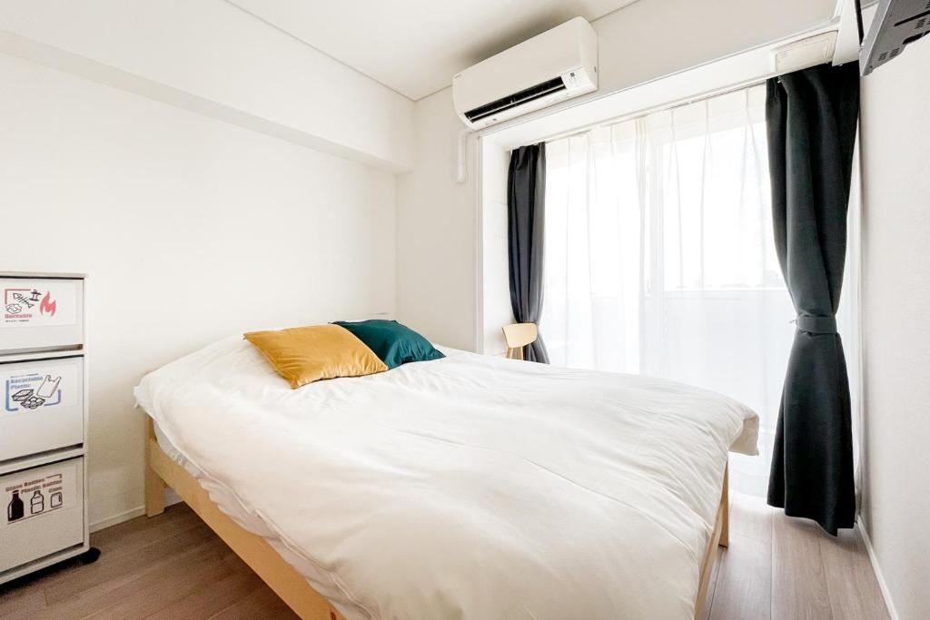 1 dormitorio con cama y ventana en Brilliant MK- III, en Tokio