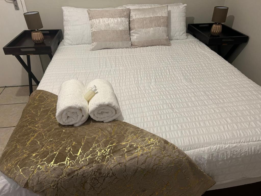 ein Schlafzimmer mit einem Bett mit Handtüchern darauf in der Unterkunft Home away from Home in East London