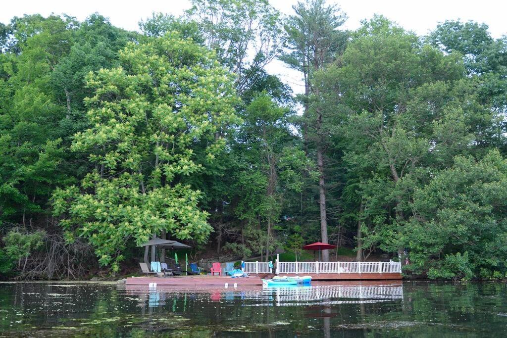 3 Acre Lake Paradise Swimming Pool & Jacuzzi HotTub!, Hopatcong