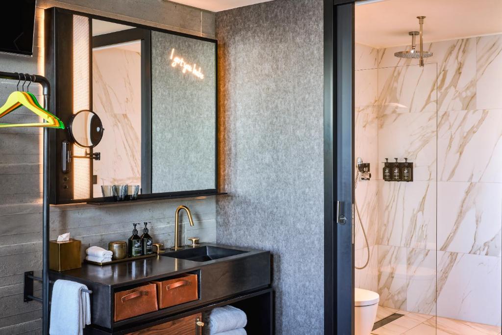 Sir Adam Hotel, part of Sircle Collection - Deluxe Room With City View