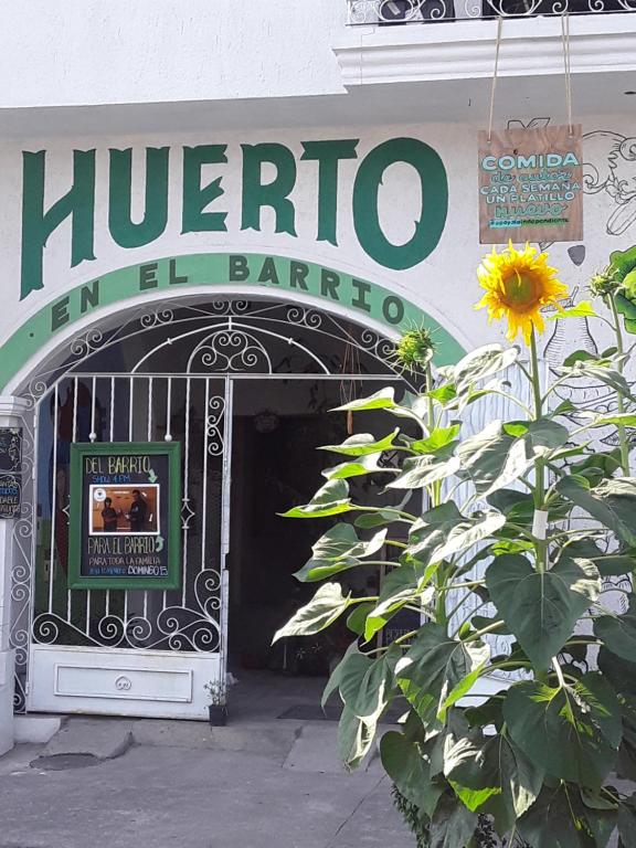 uma porta para um restaurante com um girassol em frente em Huerto en el Barrio em Guadalajara