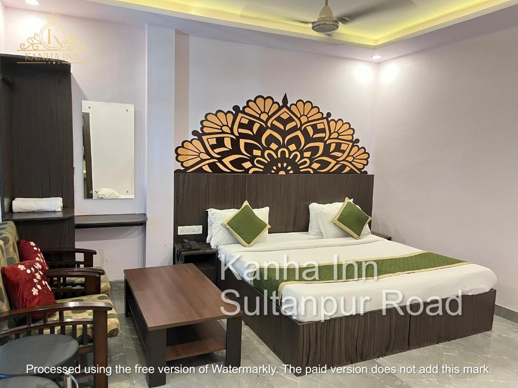 Llit o llits en una habitació de Kanha Inn Sultanpur Road