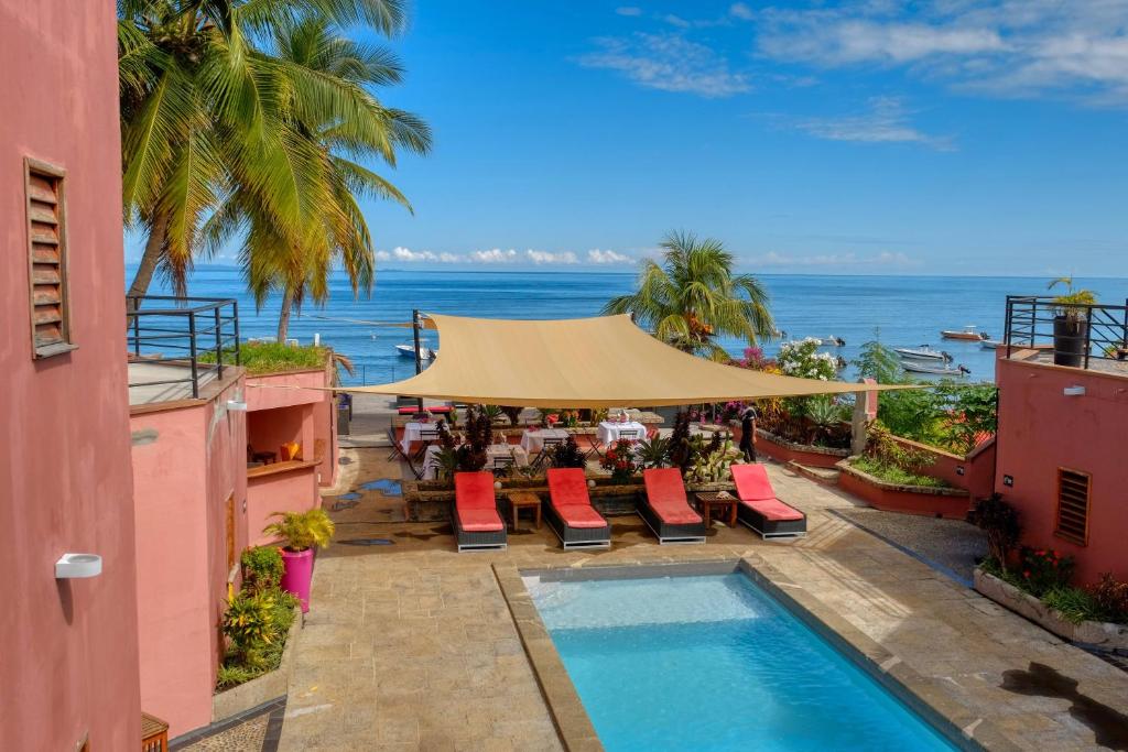 Vom Balkon eines Hotels genießen Sie Meerblick. in der Unterkunft Hôtel Résidence Sarimanok in Ambatoloaka