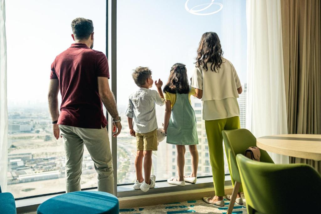 Holiday Inn & Suites - Dubai Science Park by IHG - Resim 23