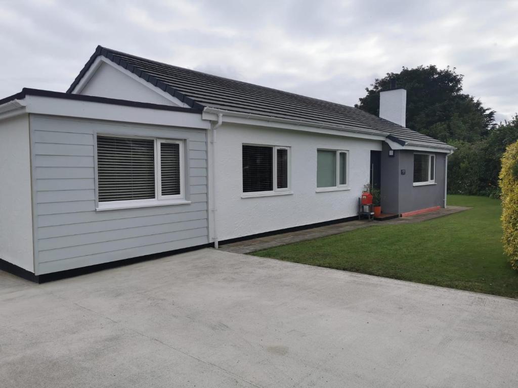 ein Haus mit Garage in der Unterkunft The Annex in Cemaes Bay