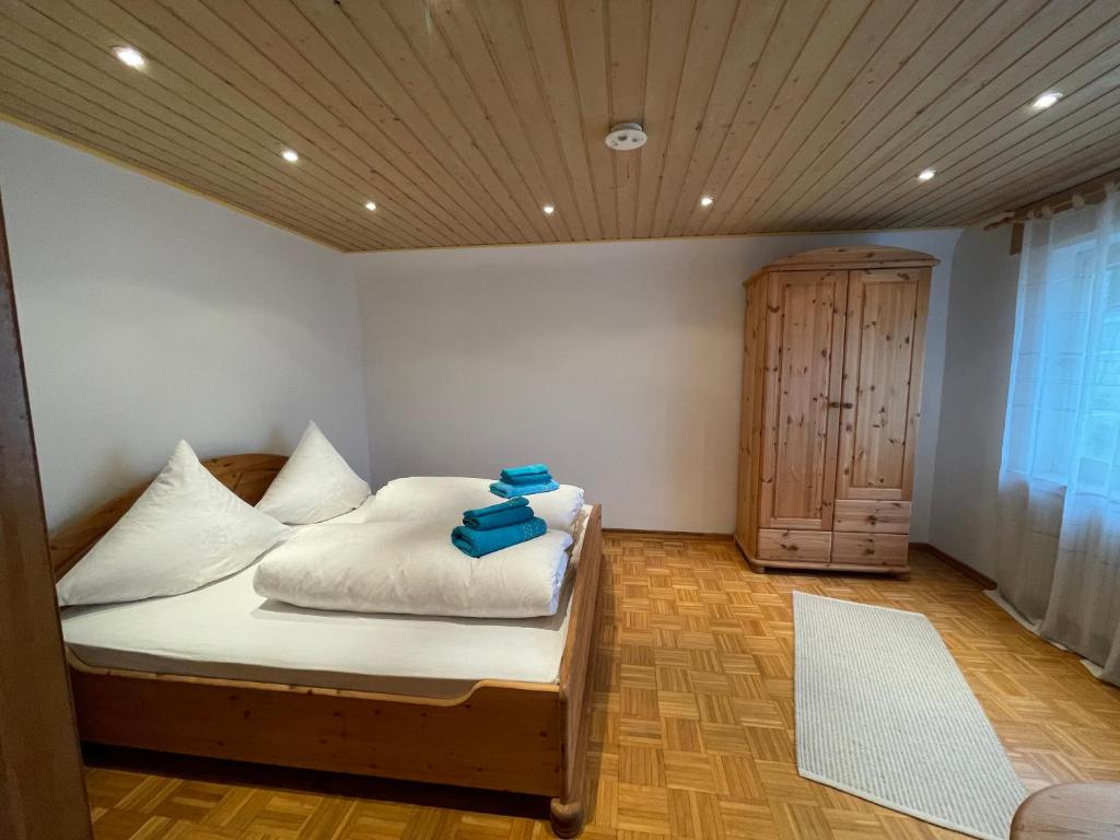 una camera da letto con un letto con asciugamani blu di Ferienhaus Sofia a Urschmitt