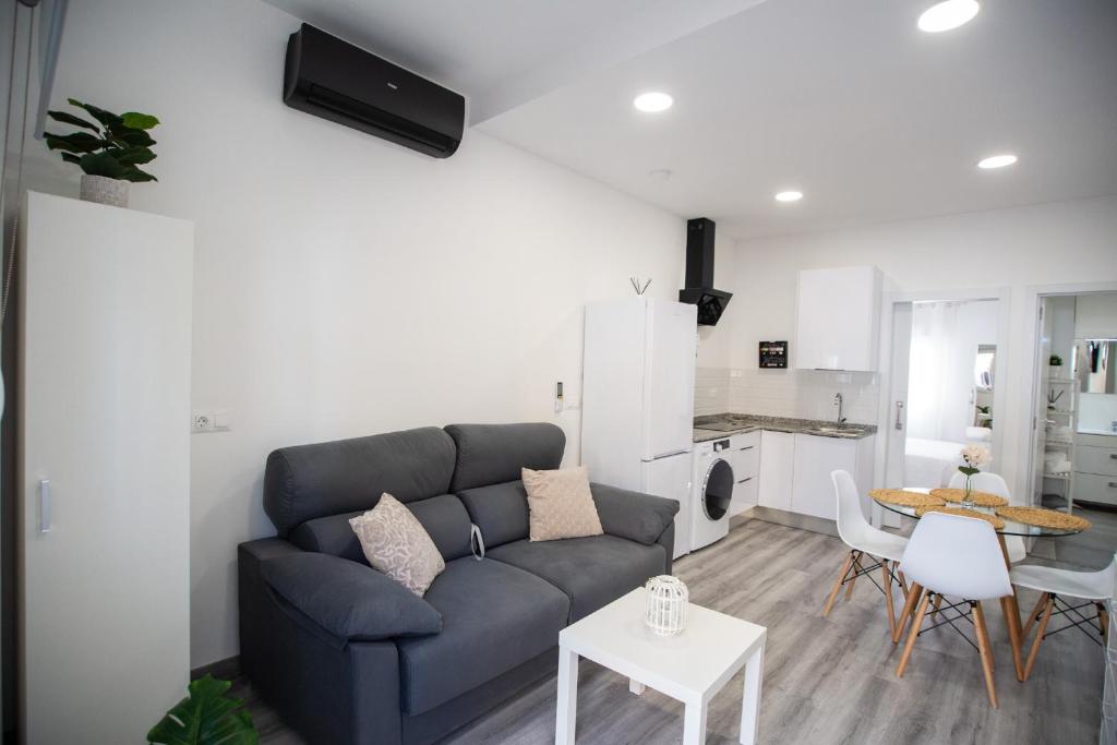 A kitchen or kitchenette at Apartamentos Linersol