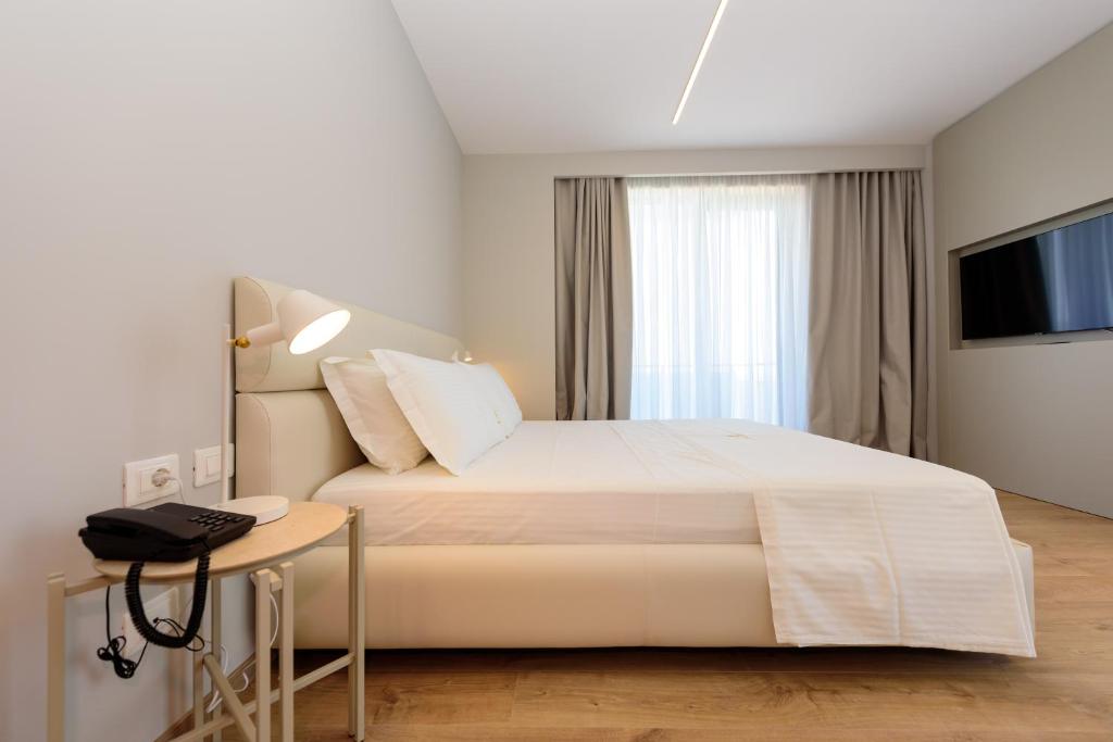 Postel nebo postele na pokoji v ubytování Navy Hotel