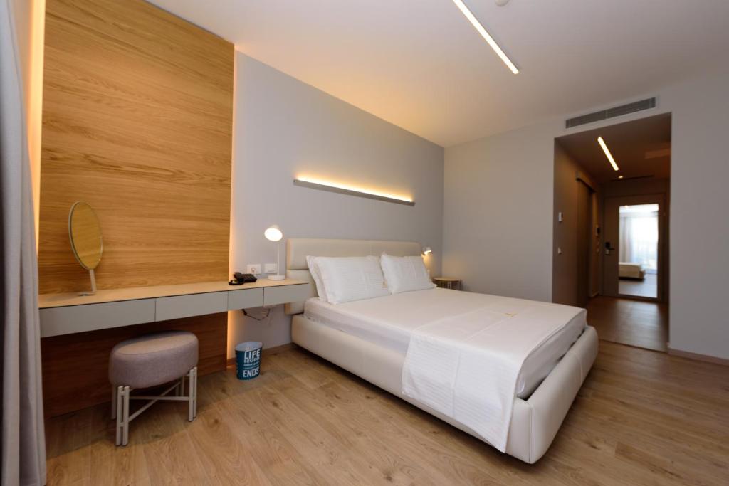 Postel nebo postele na pokoji v ubytování Navy Hotel