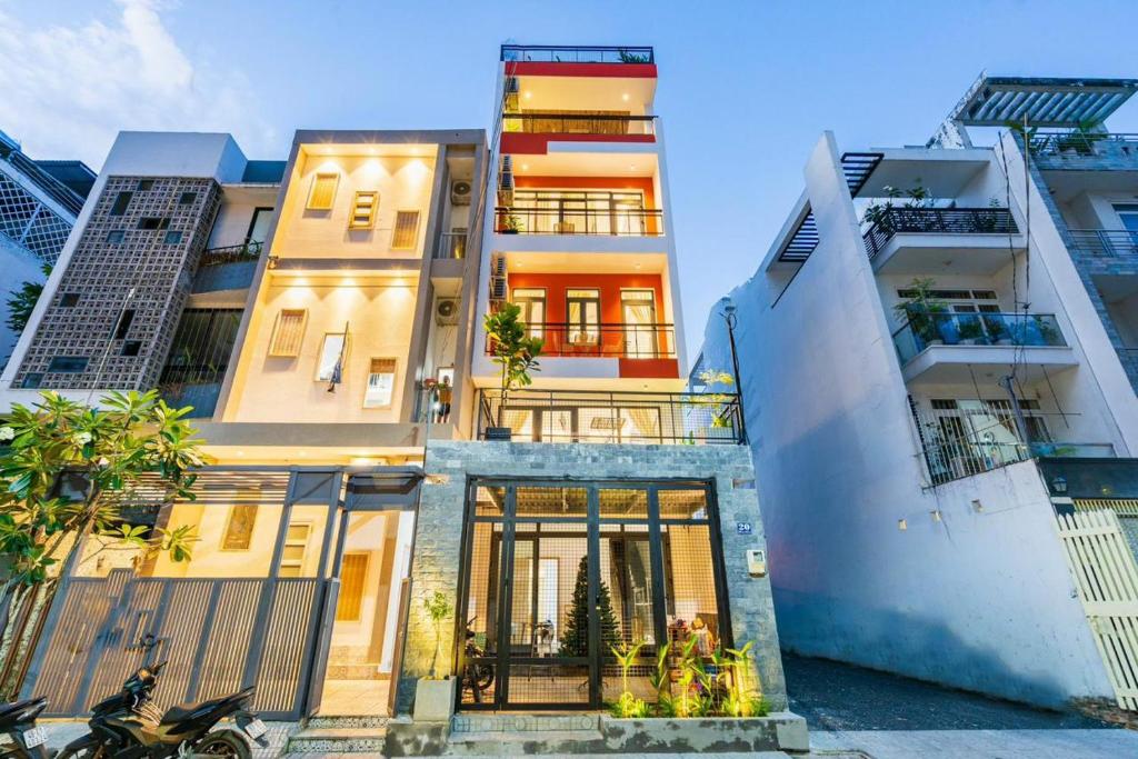 un edificio alto con una escalera delante en Tin Tin Apartment, en Ho Chi Minh