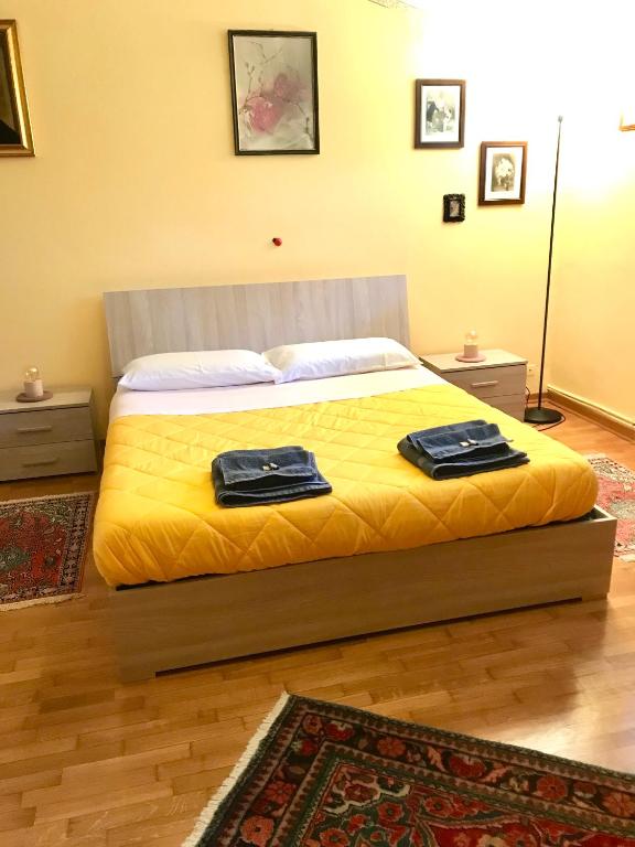 una camera da letto con un letto e due asciugamani di Valleverde a Caraglio