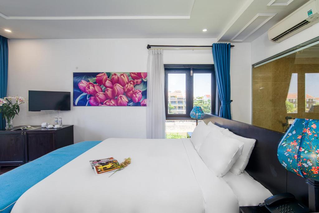 King Room Pool View and River View with Balcony and Bathtub