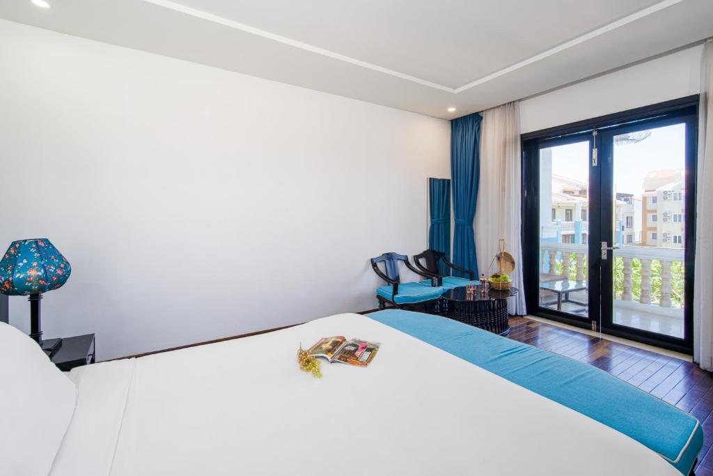 King Room Pool View and River View with Balcony and Bathtub