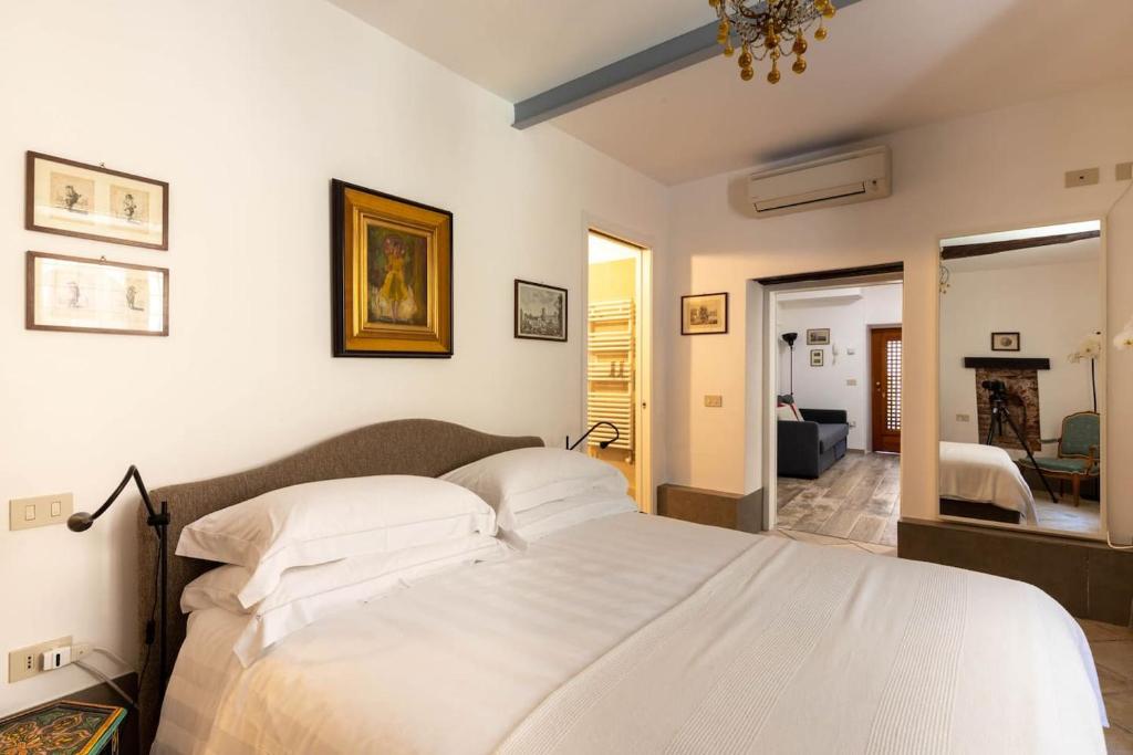 sypialnia z białym łóżkiem w pokoju w obiekcie Campiello Zen Garden w Wenecji