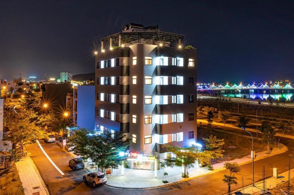 un edificio alto con luci sopra di esso di notte di An Bình Tân Hotel a Nha Trang