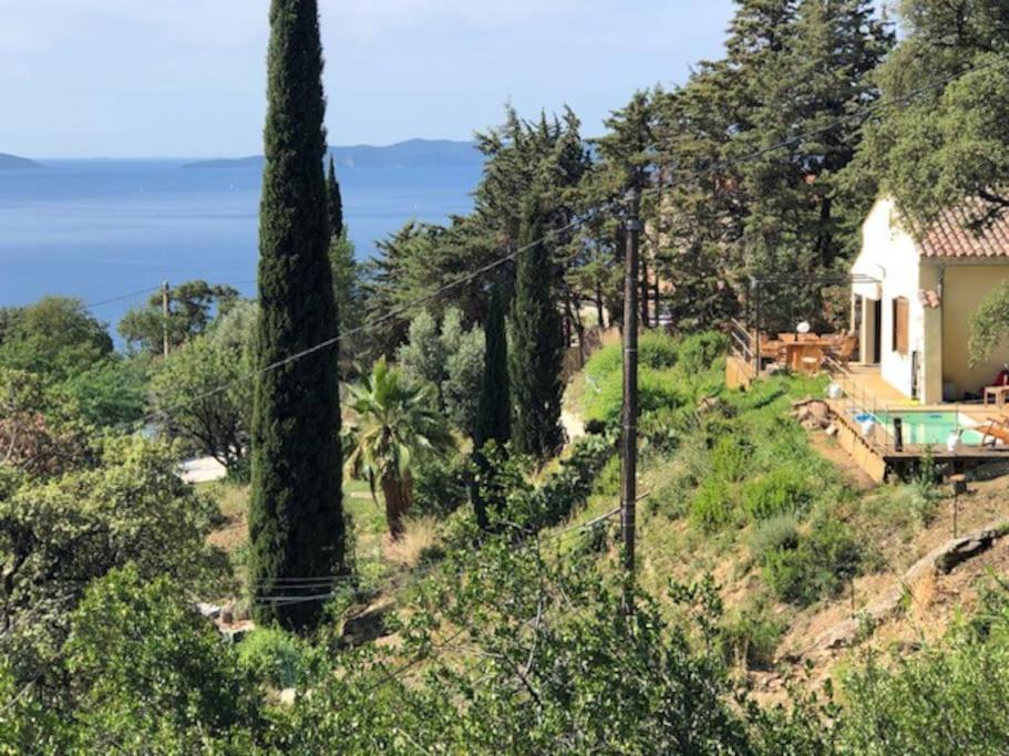 une maison sur une colline avec vue sur l'océan dans l'établissement Nouveau ! pleine nature et vue mer au Lavandou, au Lavandou