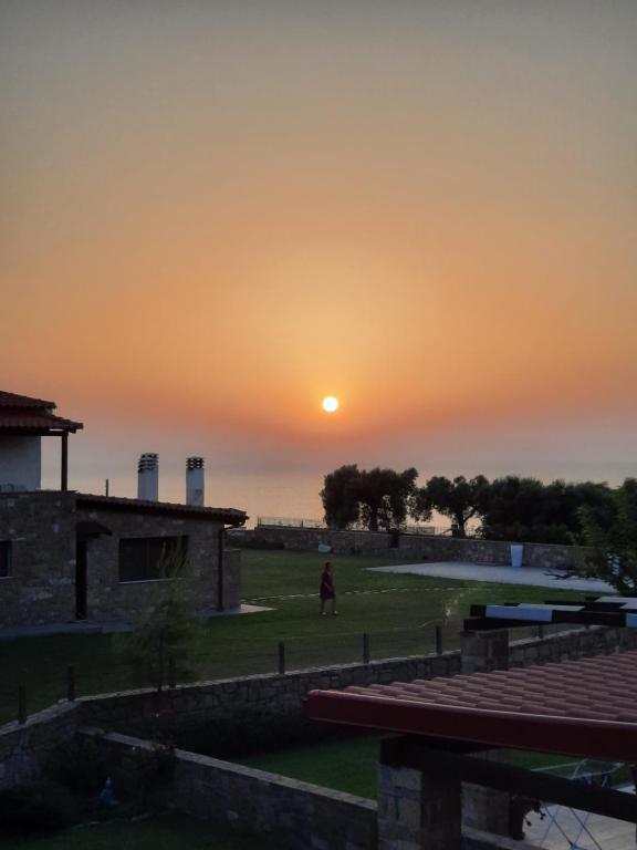 zachód słońca nad polem golfowym w ośrodku aitage w obiekcie Efis Sunset Villa w mieście Elani