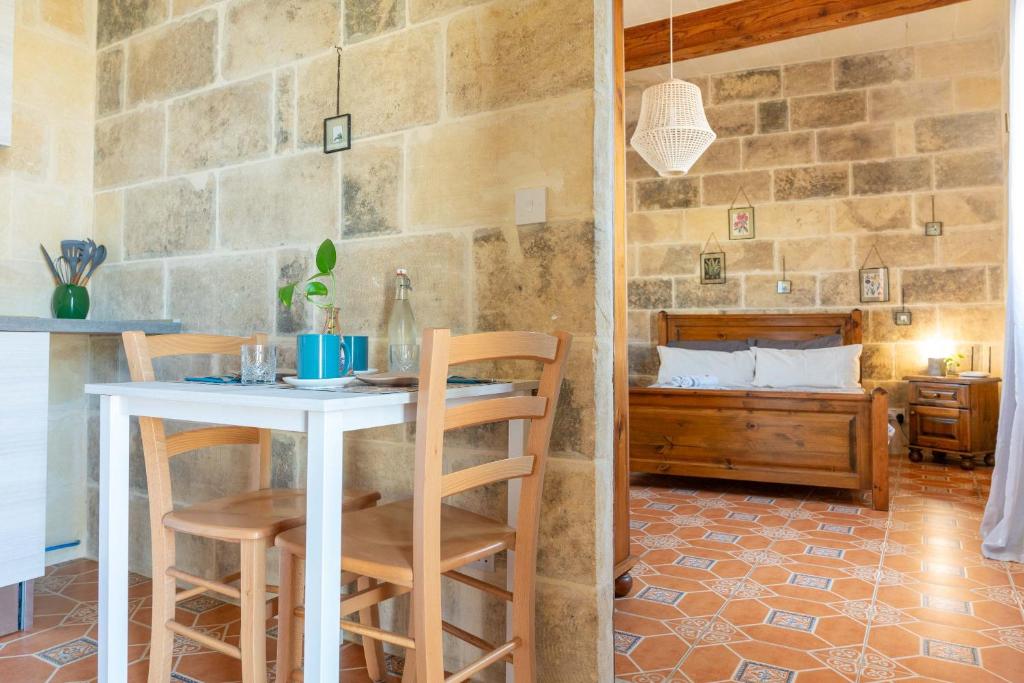 a kitchen and dining room with a table and chairs at Laremi Gozo B&B in Nadur