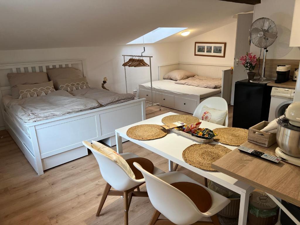 a room with a table and a bed and a kitchen at Ferienwohnung LandLeben für 2-3 Personen in Edesheim