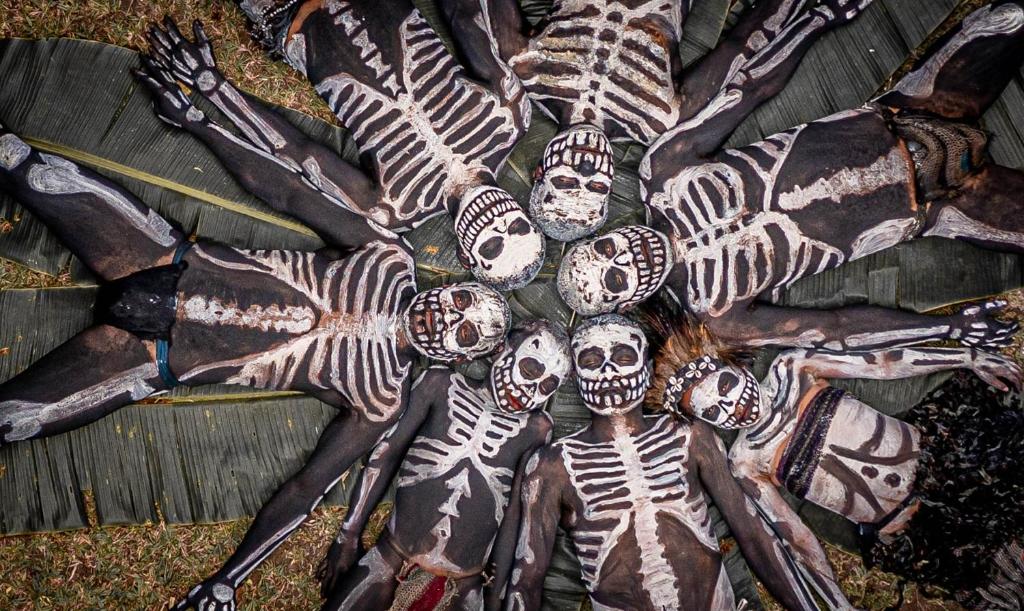 una pila de cráneos y esqueletos en el suelo en Omo Bugamo Skeleton Tribe Eco Resort, 