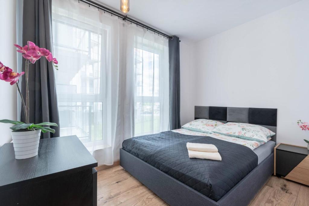 Apartments Posnania PARKING samodzielne zameldowanie 24h tesisinde bir odada yatak veya yataklar