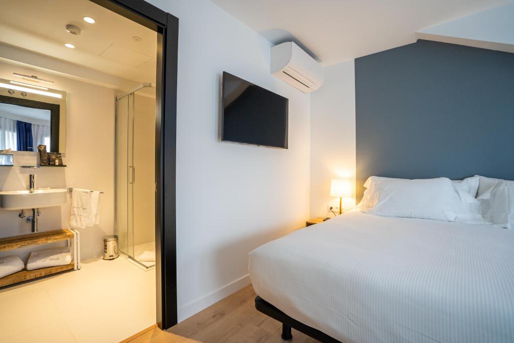 Posteľ alebo postele v izbe v ubytovaní abba Apartments Playa de Gros San Sebastián