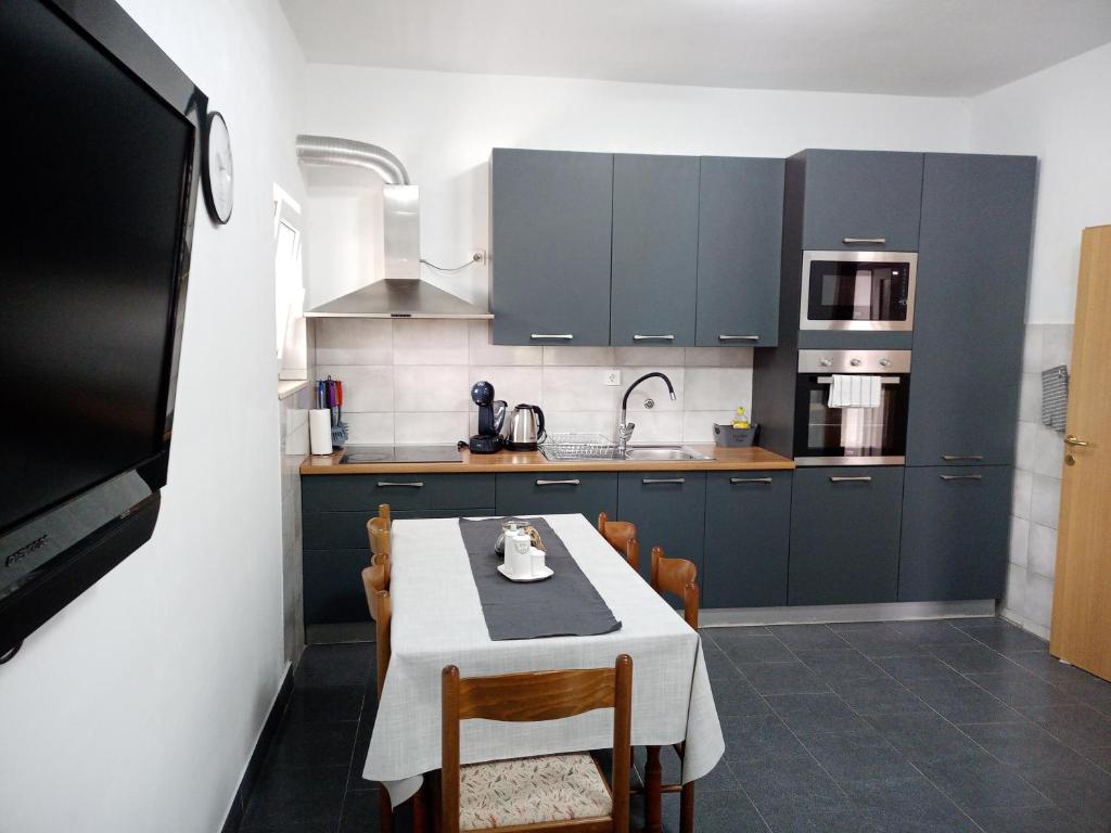 A kitchen or kitchenette at Obiteljski stan Kaštel Lukšić