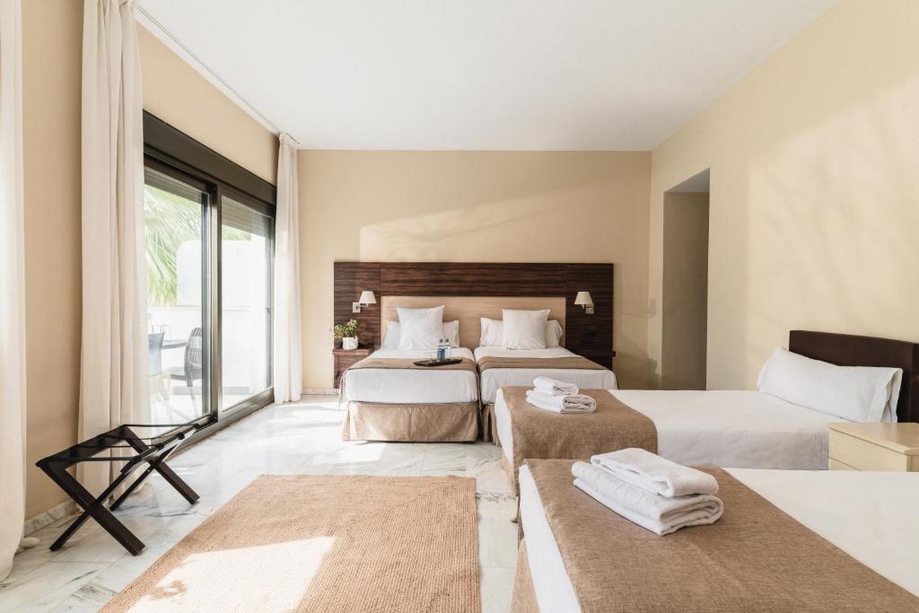 A bed or beds in a room at Hotel Finca Los Abetos