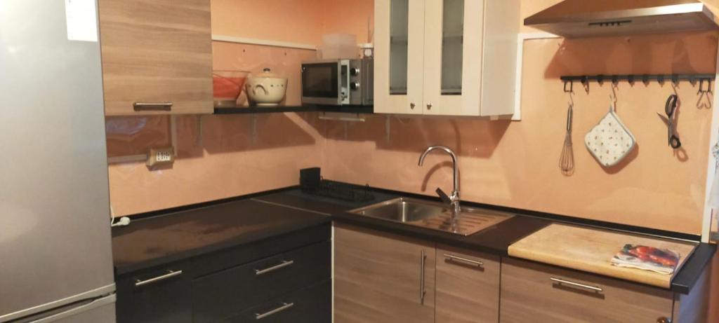 a kitchen with a sink and a microwave at Appartamento Varese in Varese