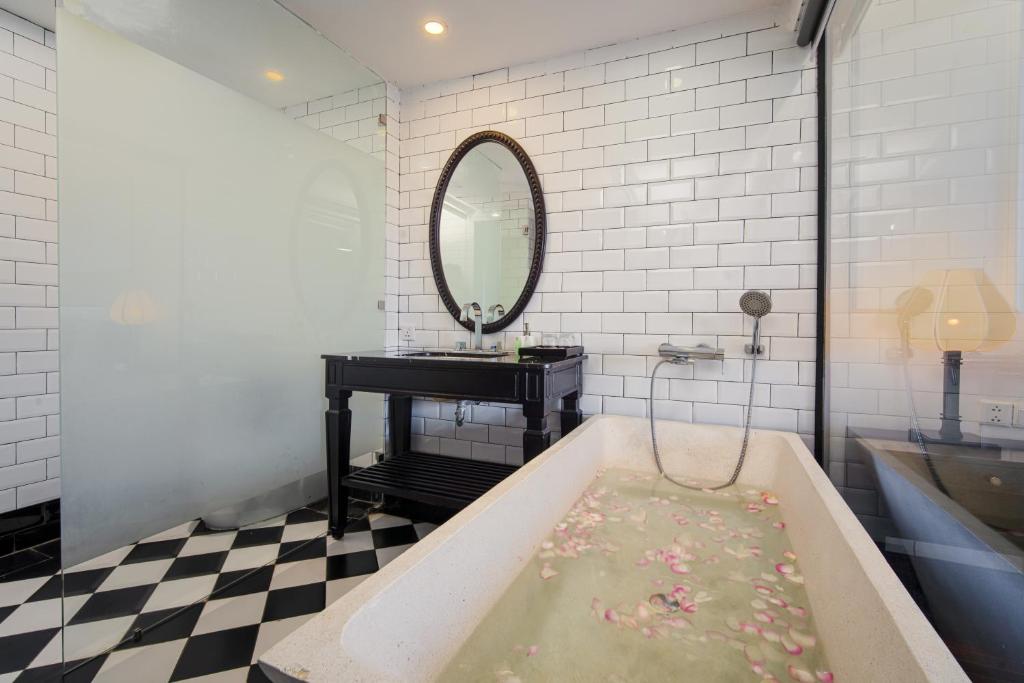 Deluxe Twin Room River View with Balcony and Bathtub