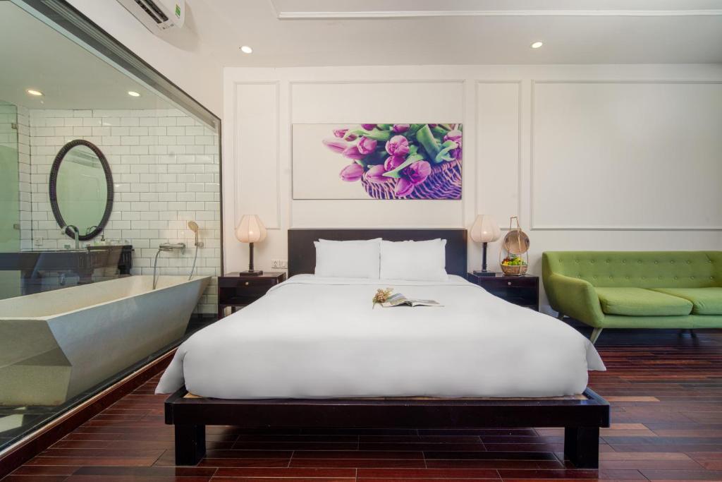 Deluxe Double Room River View with Balcony and Bathtub