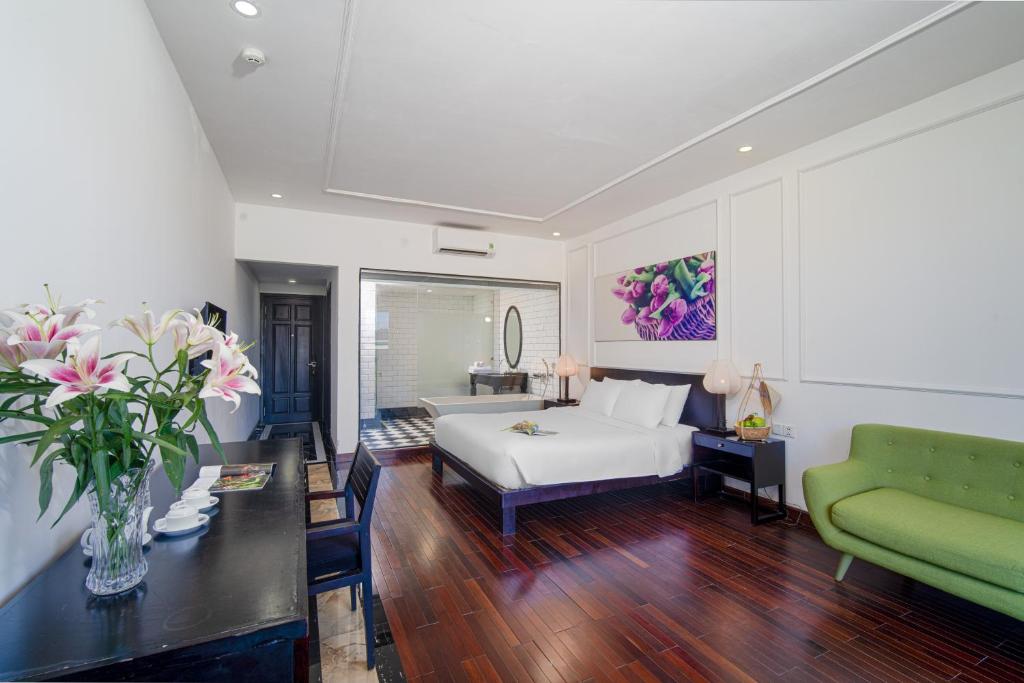 Deluxe Double Room River View with Balcony and Bathtub