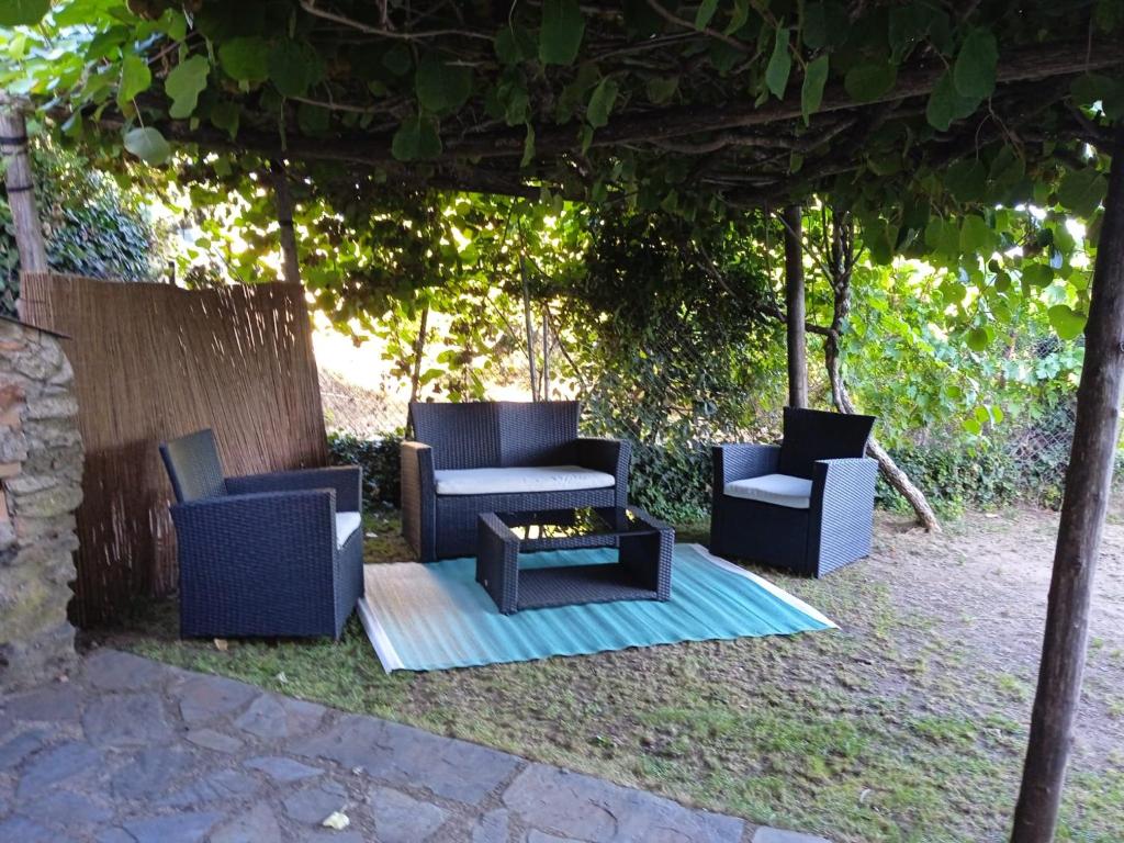 3 chaises et une table sous un kiosque dans l'établissement An'Ca' La Pura, à Villanueva del Conde