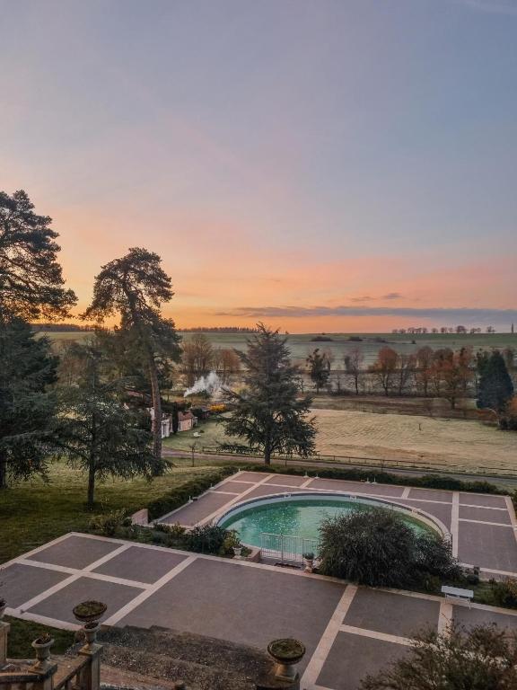 Bazén v ubytování Chateau De Fere nebo v jeho okolí