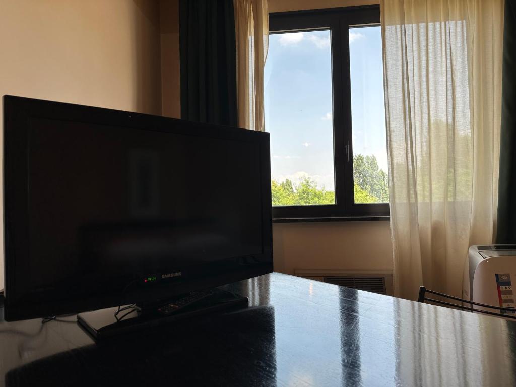 Televízia a/alebo spoločenská miestnosť v ubytovaní Hotel Griselda