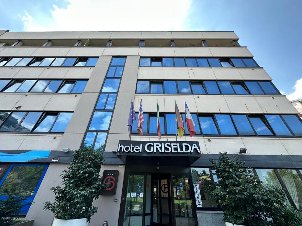 a building with the hotel gstaad at Hotel Griselda in Saluzzo