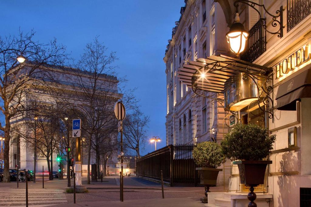 a city street at night with a building at Splendid Etoile in Paris