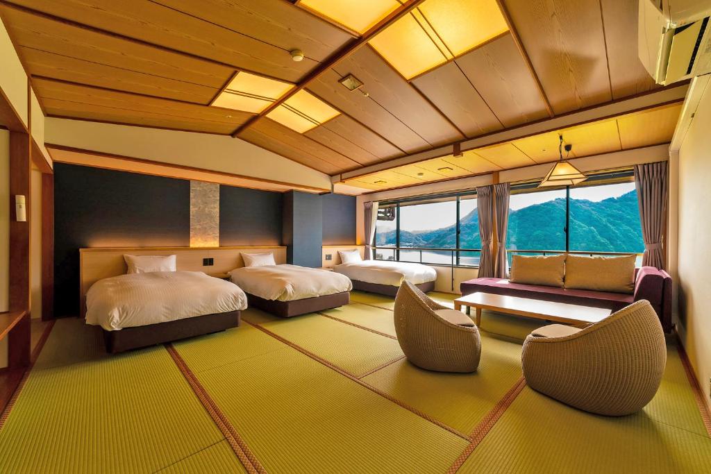 Posezení v ubytování Ooedo Onsen Monogatari Premium Kinosaki