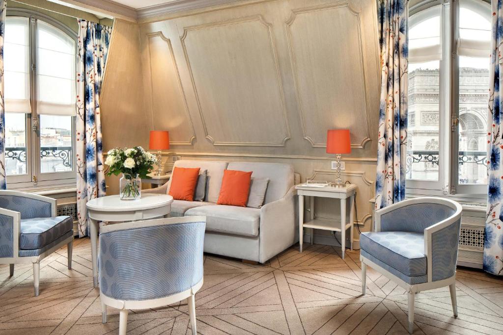 a living room with a couch and two chairs at Splendid Etoile in Paris